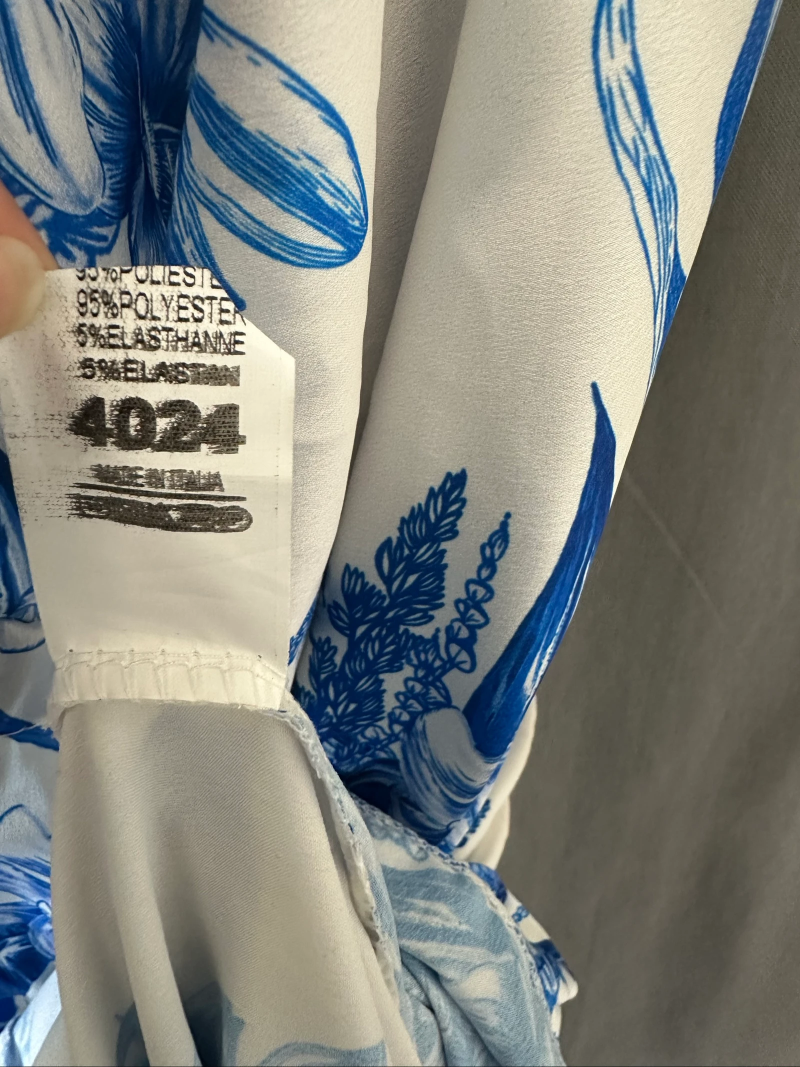 Robe longue satinée blanche & bleue à imprimé floral – Taille unique – photo 4